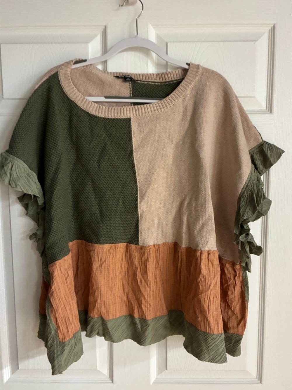 DAVI & DANI Colorblock Ruffle-Sleeve Tunic in Beige, Olive & Rust
